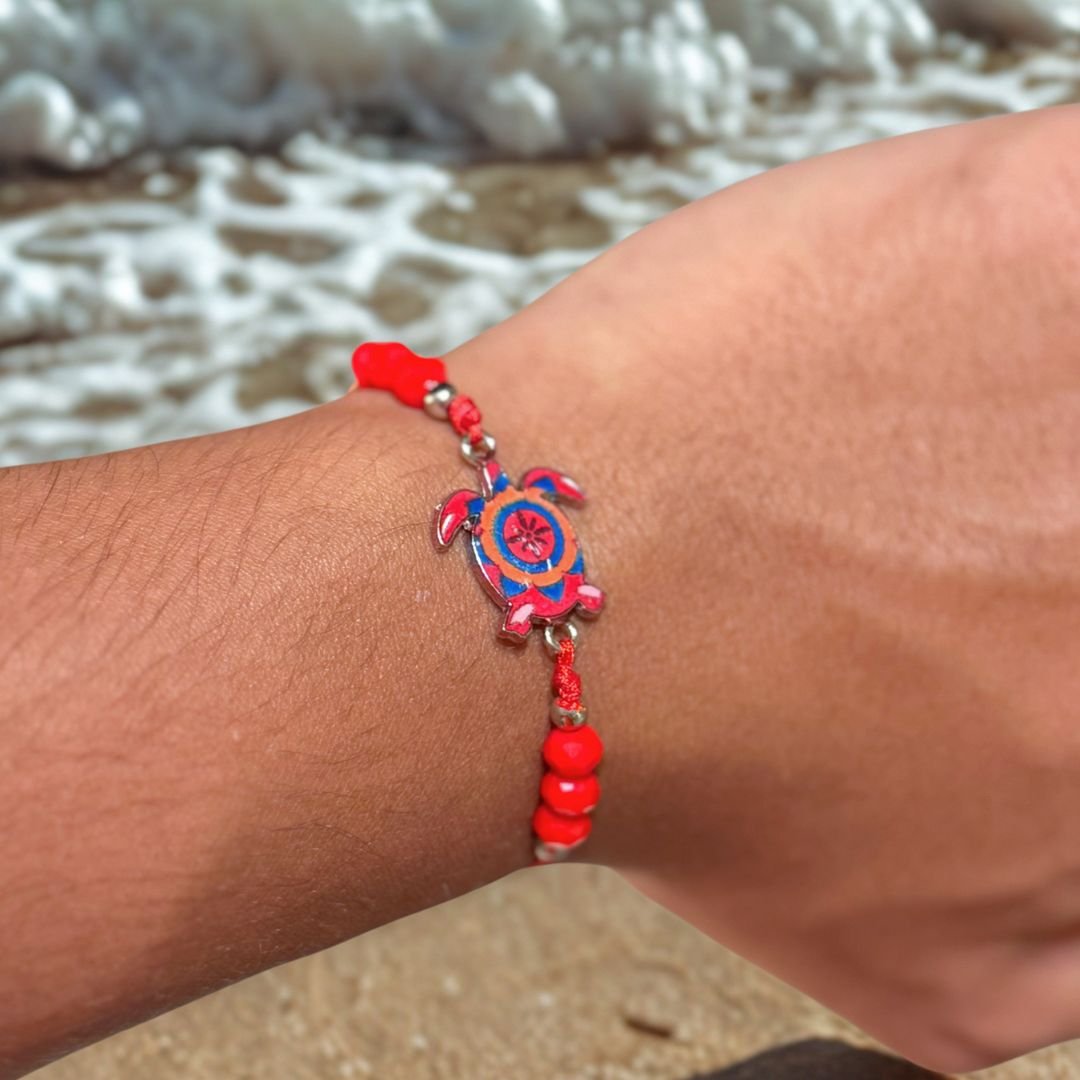 WhatsApp Image 2025-09-25 at 2.17.44 AM (2) سوار السلحفاة الملونة (أزرق وأحمر) - خرز أحمر ساطع | إكسسوار شاطئي جريء - الصورة 1