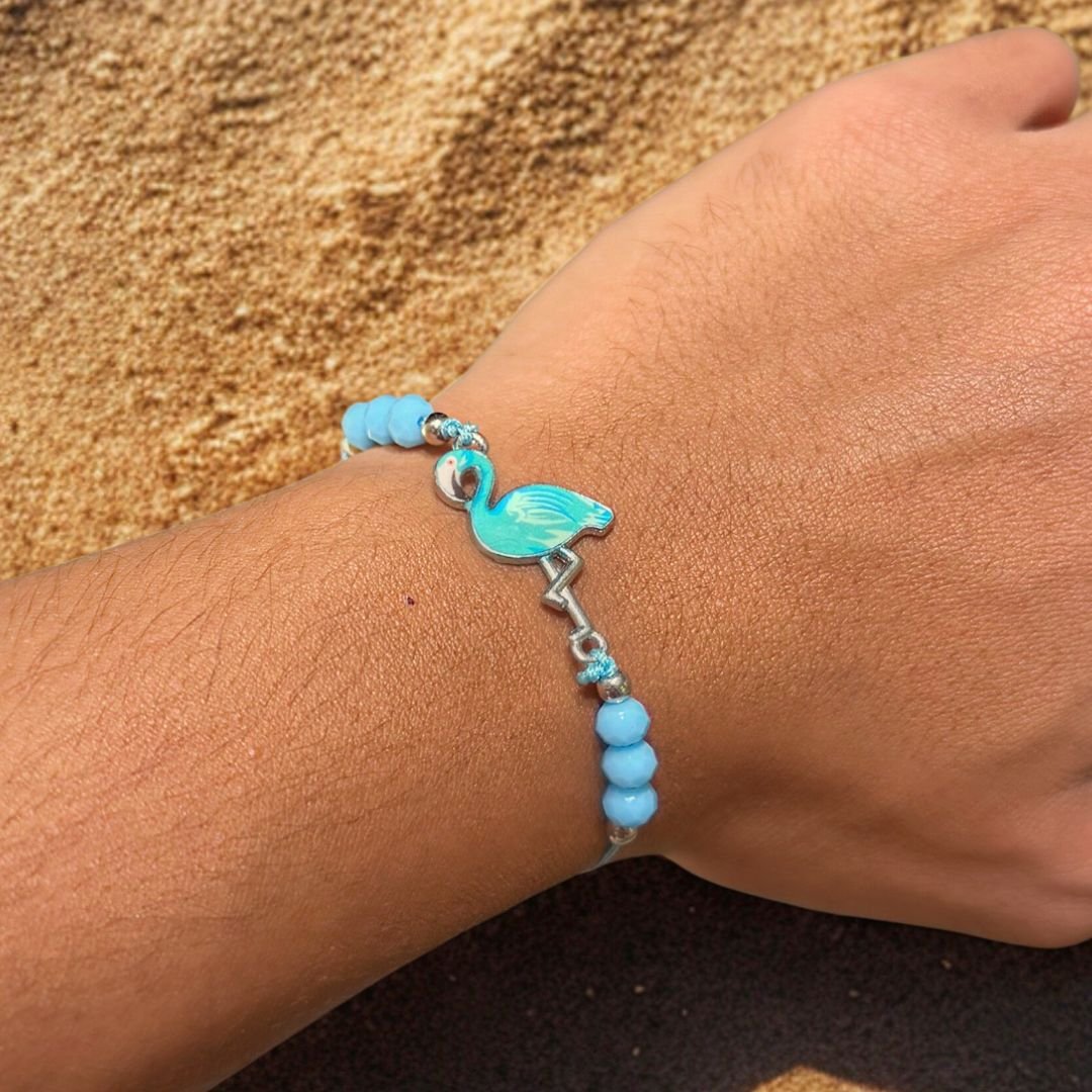 WhatsApp Image 2025-09-25 at 2.17.47 AM (3) سوار خرز أزرق سماوي بتعليقة فلامنجو فيروزي - إكسسوار صيفي منعش - الصورة 1